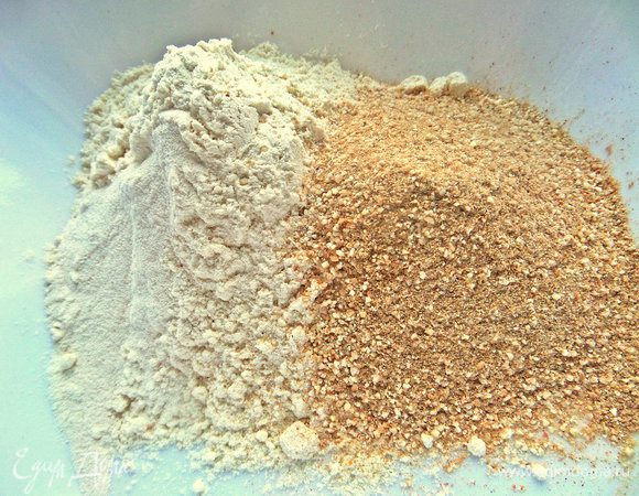 Смешать оба вида муки с разрыхлителем.