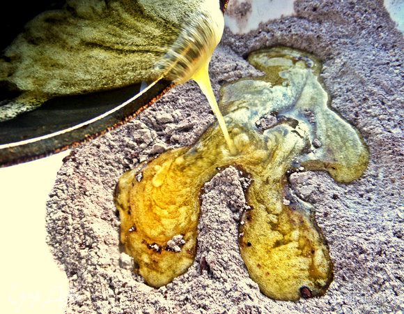 Влить масло с сахаром.