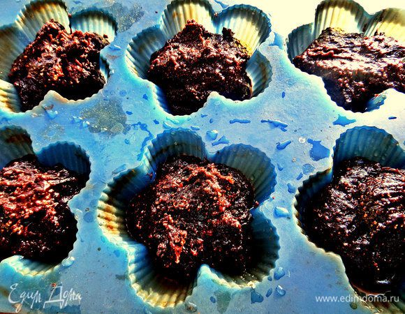 Разложить массу по силиконовым формочкам на 2/3 от высоты.