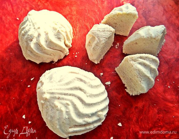 Для украшения зефиринку разломить пополам и нарезать на такие кусочки.