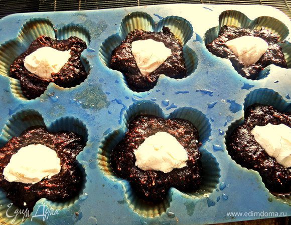 Прижать кусочек зефира в каждый будущий кекс.