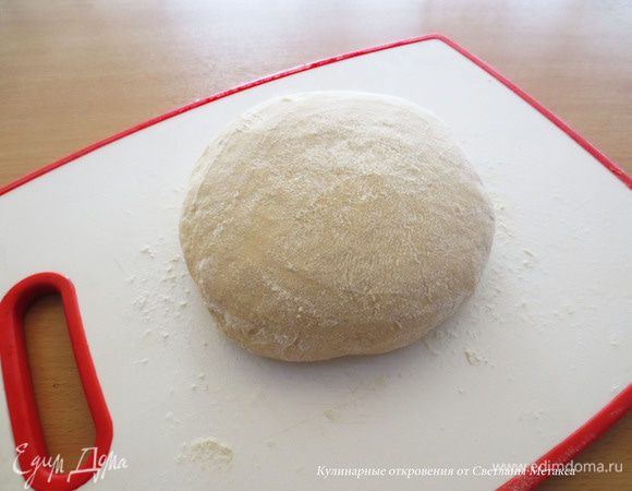 Замесить тесто. Накрыть его полотенцем и оставить в теплом месте на 1 час.