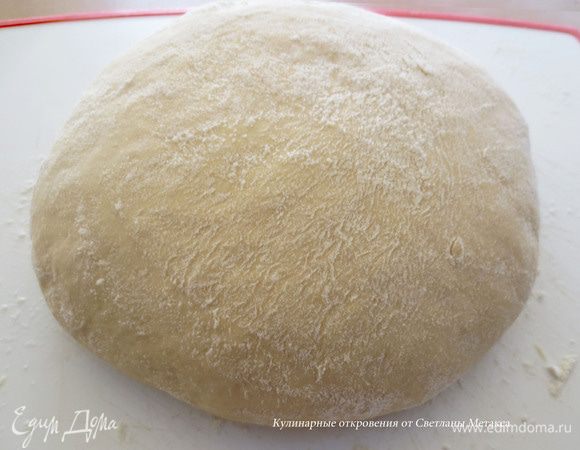 Тесто должно увеличиться вдвое. Рабочую поверхность присыпать мукой и обмять тесто. После этого приступить к формированию пирога