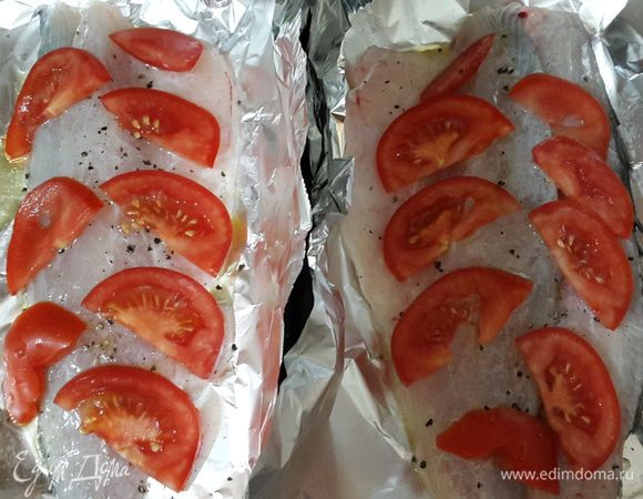 Рыбу мне разделали на филе в рыбной лавке, поэтому я только сполоснула, обсушила и выложила его на фольгу.

Посолила, поперчила, сбрызнула лимонным соком и оливковым маслом и выложила сверху дольки помидора.

Закрепила края фольги, не слишком плотно, чтобы выходил пар, и отправила в духовку на 180С буквально на 10 минут.