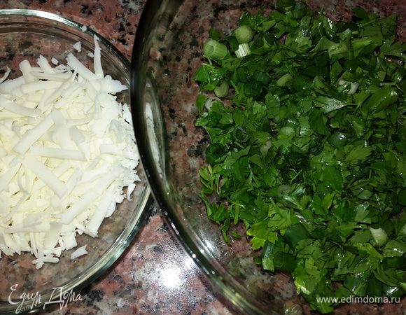 В это время порубила и смешала зелень и натерла сыр на крупной терке.

