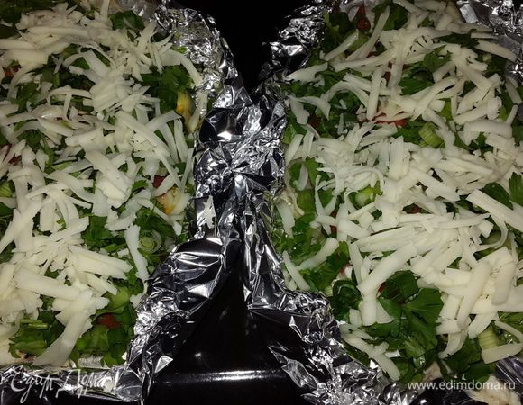 Достала рыбку, развернула фольгу, щедро посыпала зеленью а затем сыром и отправила запекаться до румяной корочки, ещё примерно 10-15 минут.