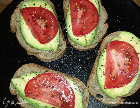 Еще, я решила приготовить бутерброды с кусочками спелого авокадо,  розовыми помидорами, солью и свежемолотым черным перцем.