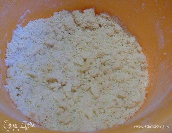В муку добавить щепотку соли и холодное сливочное масло, перемешать в крошку.