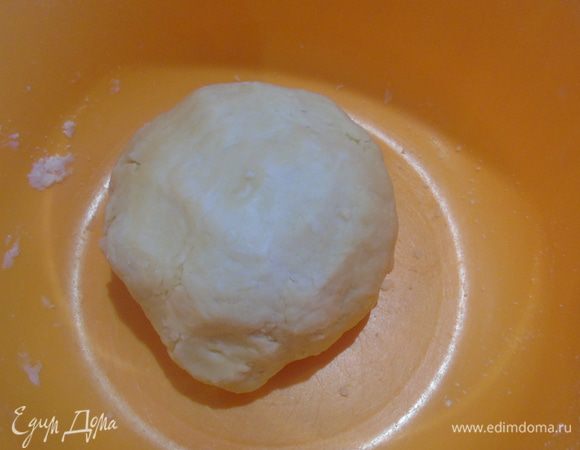 Влить 5-6 ст. л. ледяной воды и замесить и тесто.