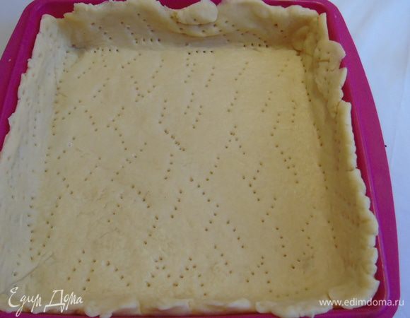 Раскатать тесто и выложить в форму у меня квадратная (19х19см) хорошо наколоть вилкой