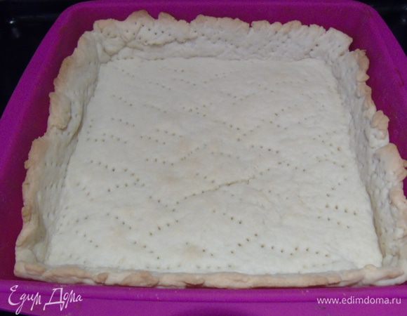 Выпечь основу 20 минут в разогретой до 180С духовке.