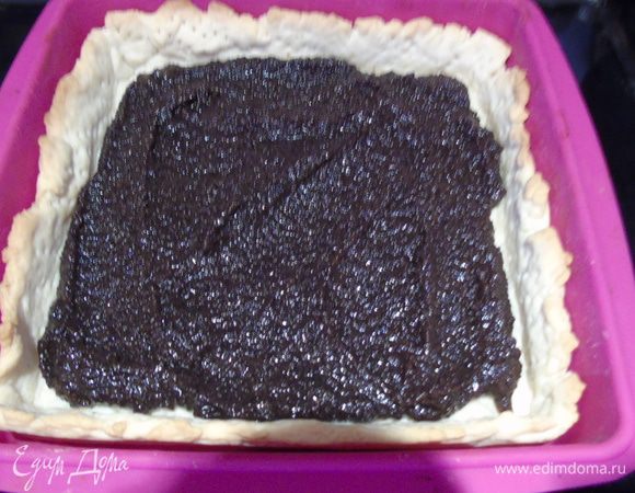 Для маковой начинки закипятить молоко и растворить в нем сахар, всыпать мак перемешанный с манной крупой, проварить 7-8 минут. Перебить в кофемолке. выложить начинку на основу.