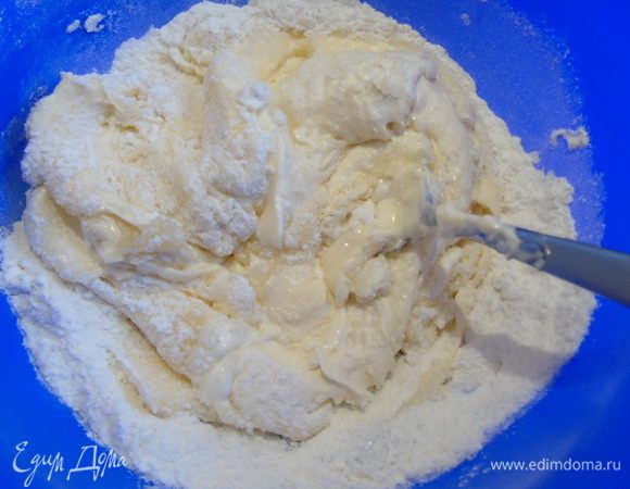 Сметану смешать с мукой и сахаром.