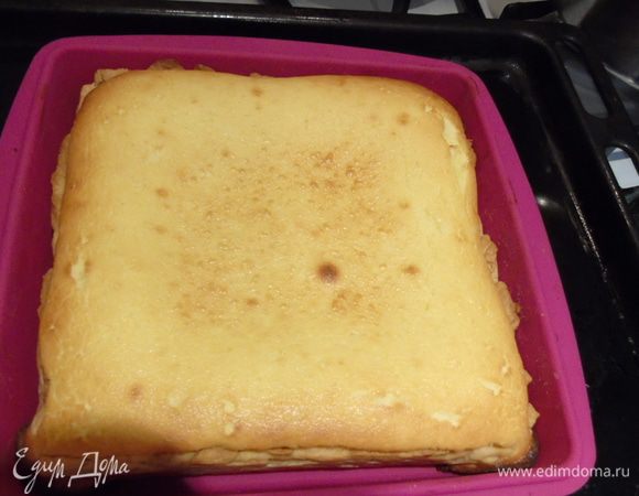 Вылить сметанную заливку на маковую начинку и оправить обратно в духовку на 30-35 минут.