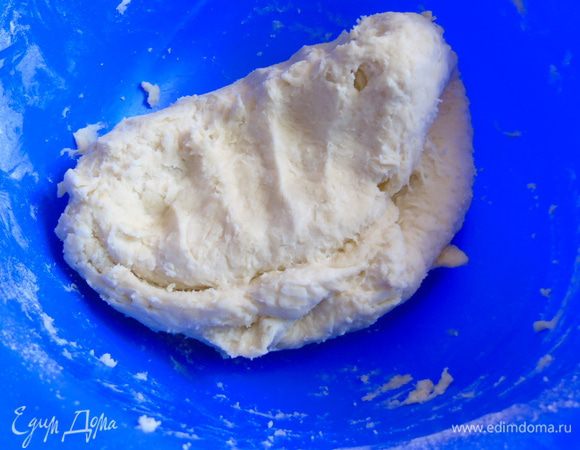 В муку со щепоткой соли вмешать нарезанное на кусочки холодное сливочное масло, перемешать в крошку, добавить воду и замесить тесто.