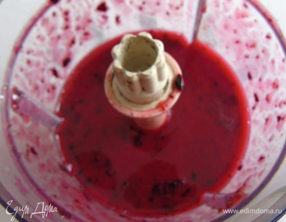 Смородину залить таким же количества кипятка и взбить блендером.