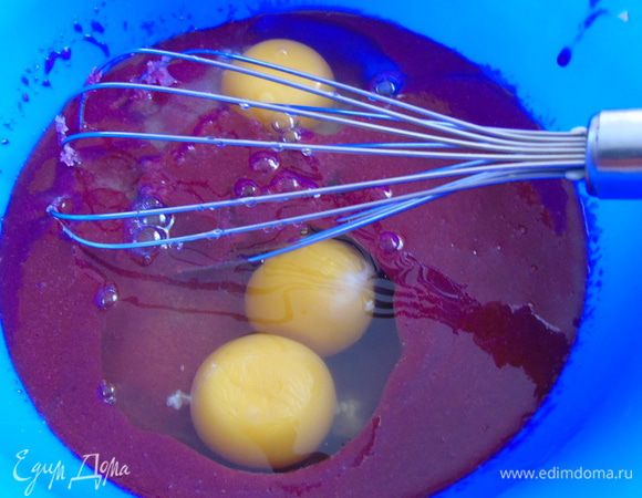 Добавить сахар и яйца, перемешать и дать постоять минут 10-15.
