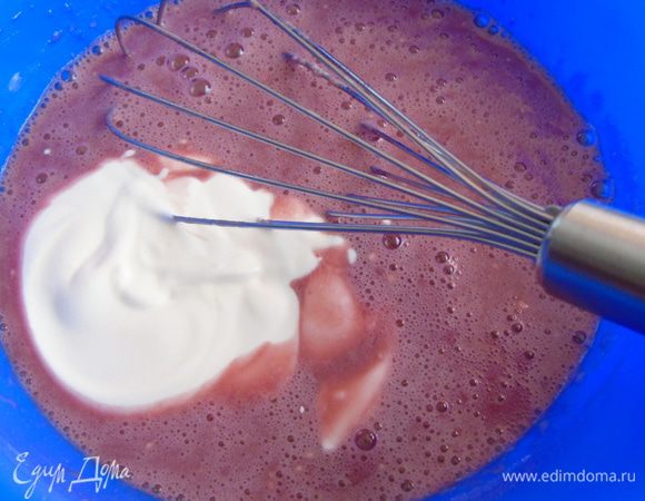 Опять процедить и добавить сливки или жирную сметану, взбить венчиком, чуть-чуть.