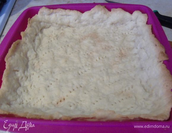 Тесто выложить в форму и пальцами растянуть, сделав бортик. Отправить в разогретую до 180С духовку на 20 минут.