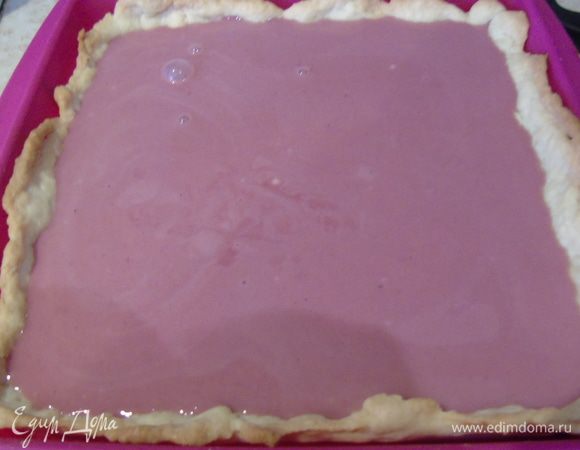 Достать, вылить начинку и отправить обратно в духовку на 35 минут, температуру уменьшить до 170С.