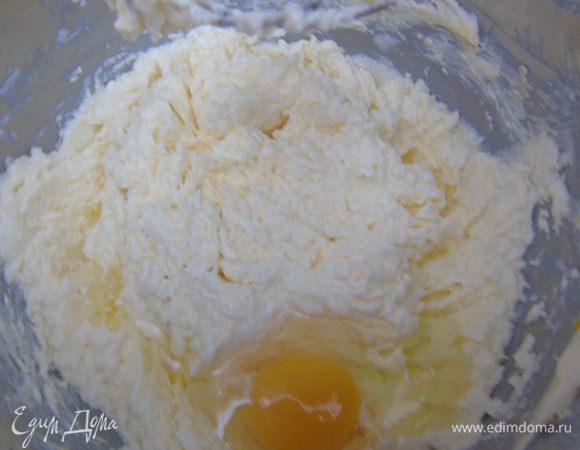 Масло растереть с сахаром и ванильным сахаром до бела.