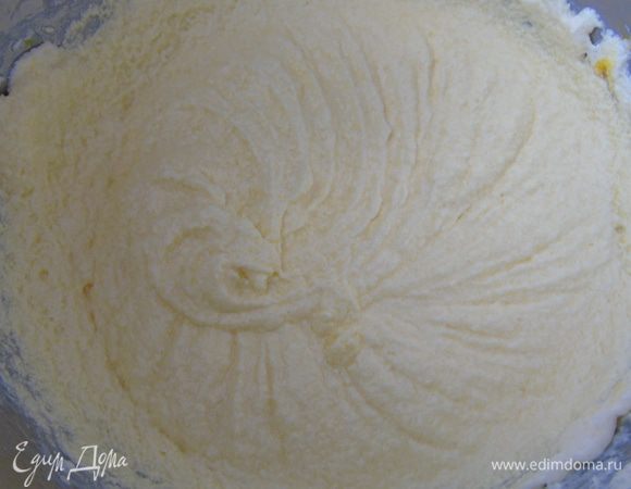 Ввести по одному яйца, тщательно перемешивая, добавить цедру.