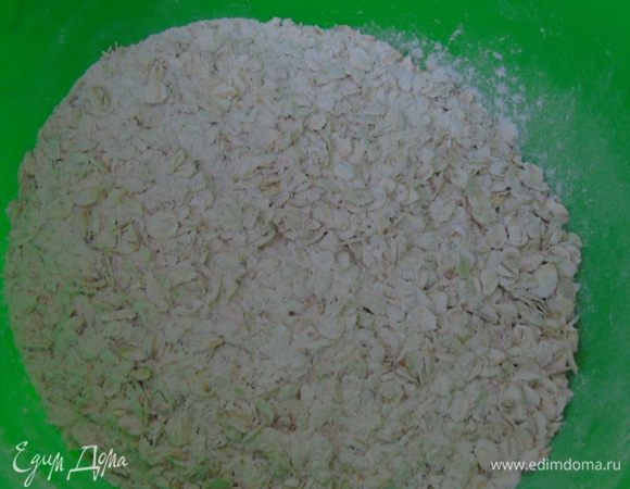 Овсяные хлопья перемешать с мукой и содой.