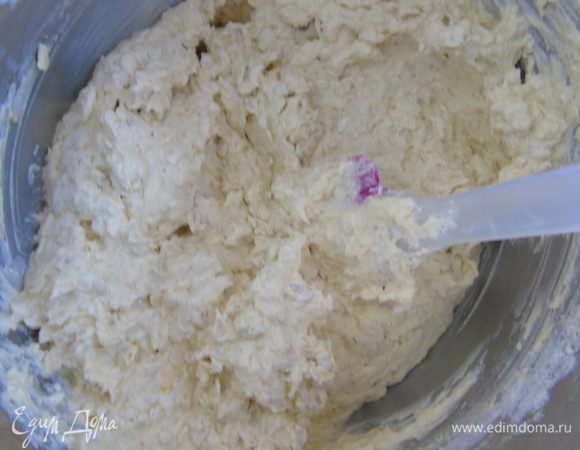 Соедините яичную массу с сухими продуктами и хорошо перемешайте.