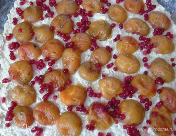 Сверху распределите абрикосы и смородину.