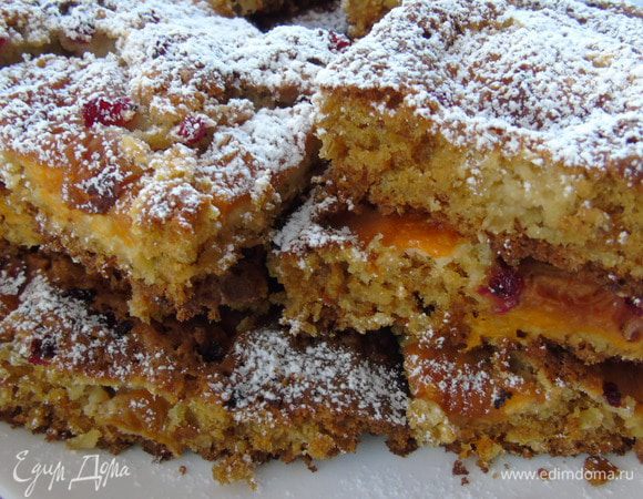 Выпекайте в разогретой до 200С духовке до золотистой корочки. После слегка остудите и разрежьте смоченным в холодной воде ножом. Как полностью остынет присыпьте сахарной пудрой.
