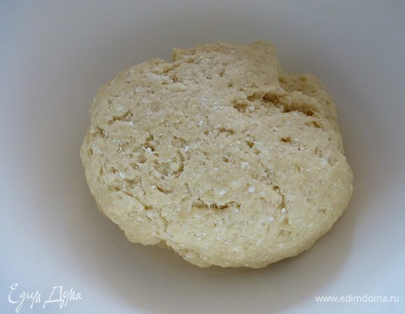Творог разминаем руками. Добавляем растопленное сливочное масло, сахар, яйцо и муку, замешиваем тесто. Количество муки регулируйте сами. Тесто должно получиться эластичное, к рукам не должно липнуть.