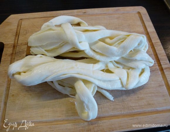 Для начинки я использовала вот такие нити сыра сулугуни. Нити нарезаем на небольшие кусочки. Если сыр куском, то его следует натереть на крупной терке.