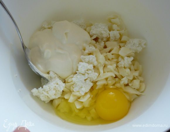 К сыру добавляем остальные ингредиенты. Все тщательно перемешиваем. Начинка готова.