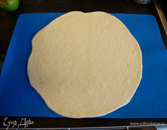 Тесто разделяем на 4 части. Каждую часть тонко раскатываем в круг диаметром примерно 28 см.