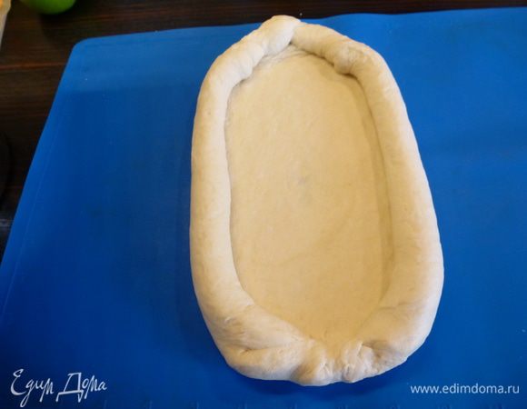 Защипываем две другие стороны, формируя лодочку.