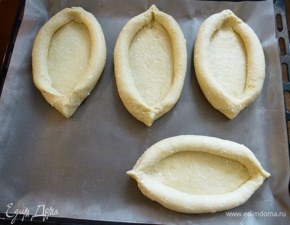 Готовые лодочки выкладываем на противень, застеленный пекарской бумагой.