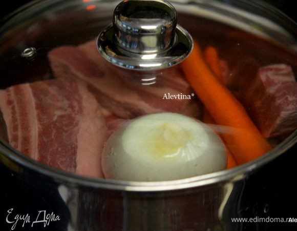 Говяжьи ребрышки залить холодной водой, добавить 1 очищенную луковицу, морковь очищенную. Посолить. Закрыть крышкой и варить на среднем огне 1 час. В процессе варки снимаем пенку с бульона.
