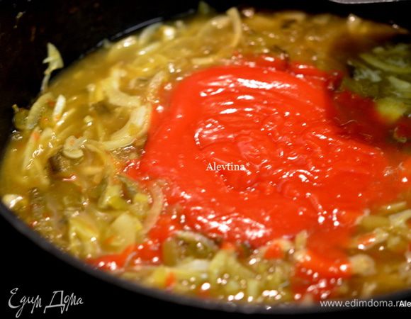 Затем добавить томатный соус, бульон немного, перемешать и тушить еще несколько минут.