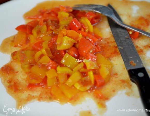 Сладкие перцы достать из лечо, порезать на маленькие ломтики. Добавить в суп.