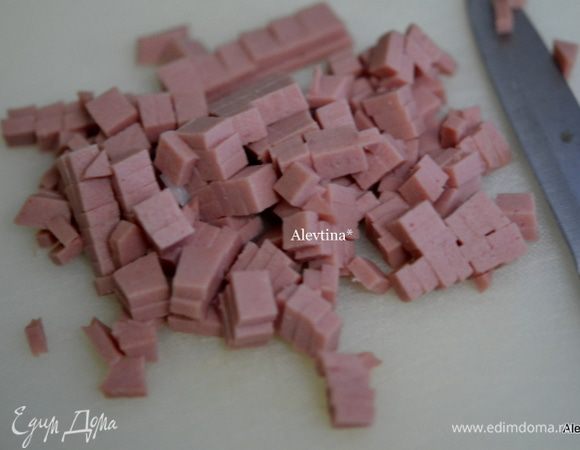 Порезать также сосиски или колбасу на мелкие кусочки. Добавить в суп.
