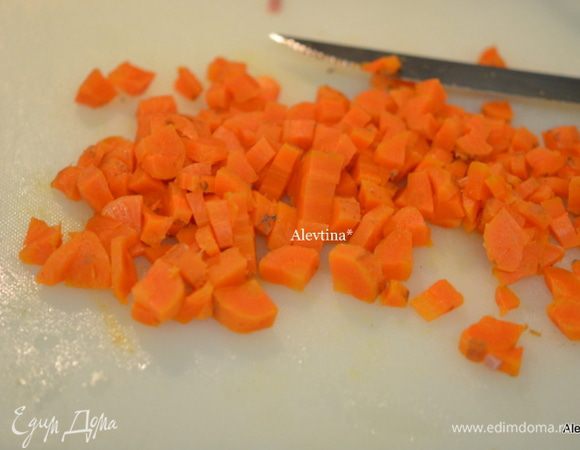 Морковь порезать кубиками. Добавить в суп. Перемешать.
