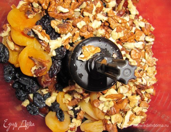 Замочите в горячей воде курагу, финики изюм до размягчения. В блендер положите грецкие орехи, курагу, финики и изюм. Измельчите до однородной массы.