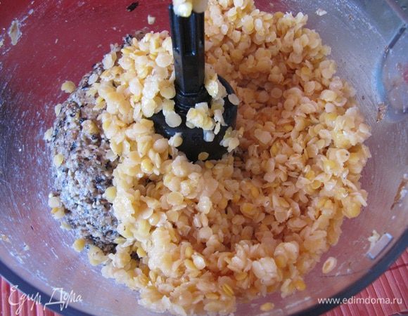 Добавьте к массе чечевицу. Также размешайте в блендере.