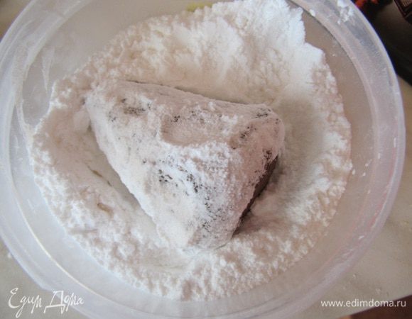 Разделите массу для конфет на порции на ваше усмотрение. Сформировать из каждой части конусообразную конфету. Каждую конфету обвалять в сахарной пудре. 