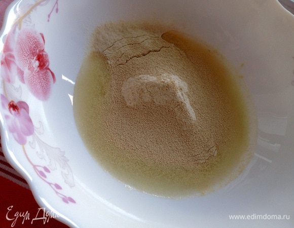 Смешать сухие дрожжи с цельнозерновой мукой и 100 мл сыворотки. Накрыть полотенцем и оставить на 30 минут.