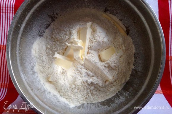 В миске смешать белую муку (просеять) с солью, добавить сливочное масло и растереть в крошку.