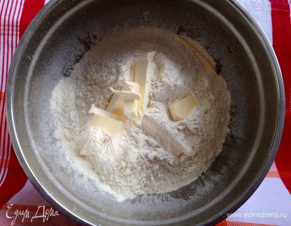 В миске смешать белую муку (просеять) с солью, добавить сливочное масло и растереть в крошку.  