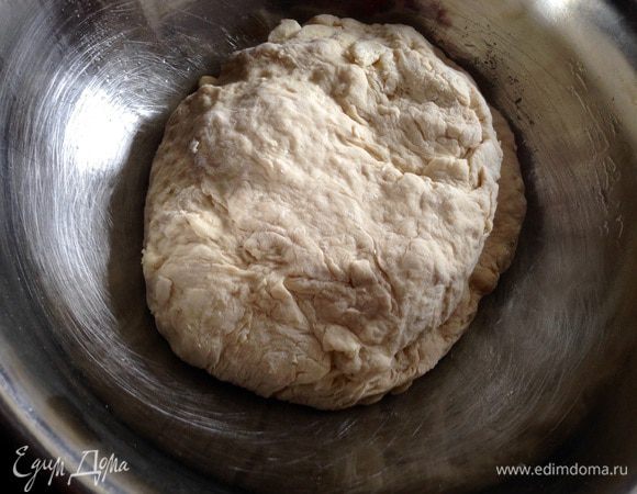 Замесить тесто - не долго! Накрыть его полотенцем и дать постоять 10 минут.