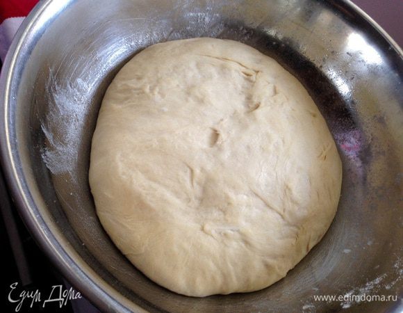 Затем вымешать тесто опять в течении 10 минут. Накрыть полотенцем и дать постоять 10 минут. Повторить данную процедуру еще 2 раза. В конечном результате дать тесту постоять в тепле 45 минут. 