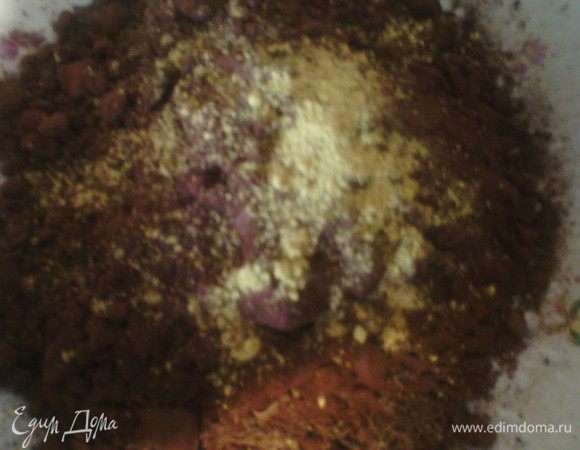 Шоколад натереть на мелкой терке. 
Смолоть орехами и пряности. (1 ст. л. молотых специй, какую больше, какую меньше на ваше усмотрение, я делала одинаковое количество) Просеять муку, добавить разрыхлитель. 